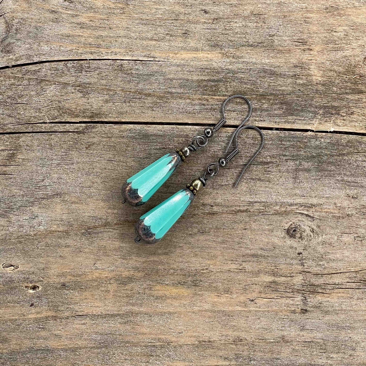 Øredobber i Gunmetal med Glassperler - 45 mm - 284