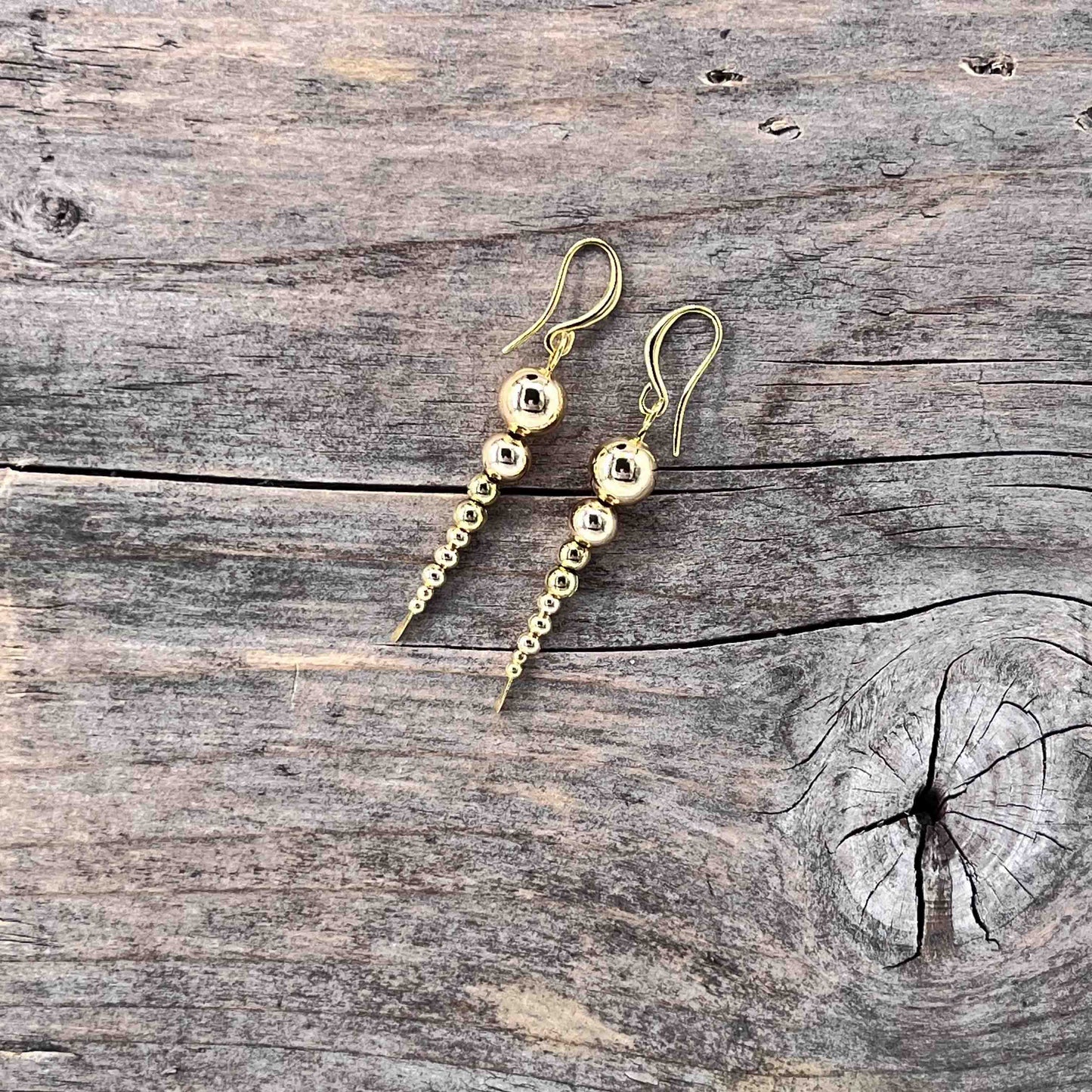 Messing Øredobber med gullbelagte kuler - shiny - 50 mm - 729
