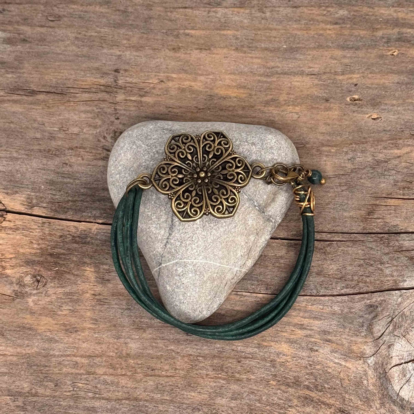 Armbånd i skinn med Messing blomst