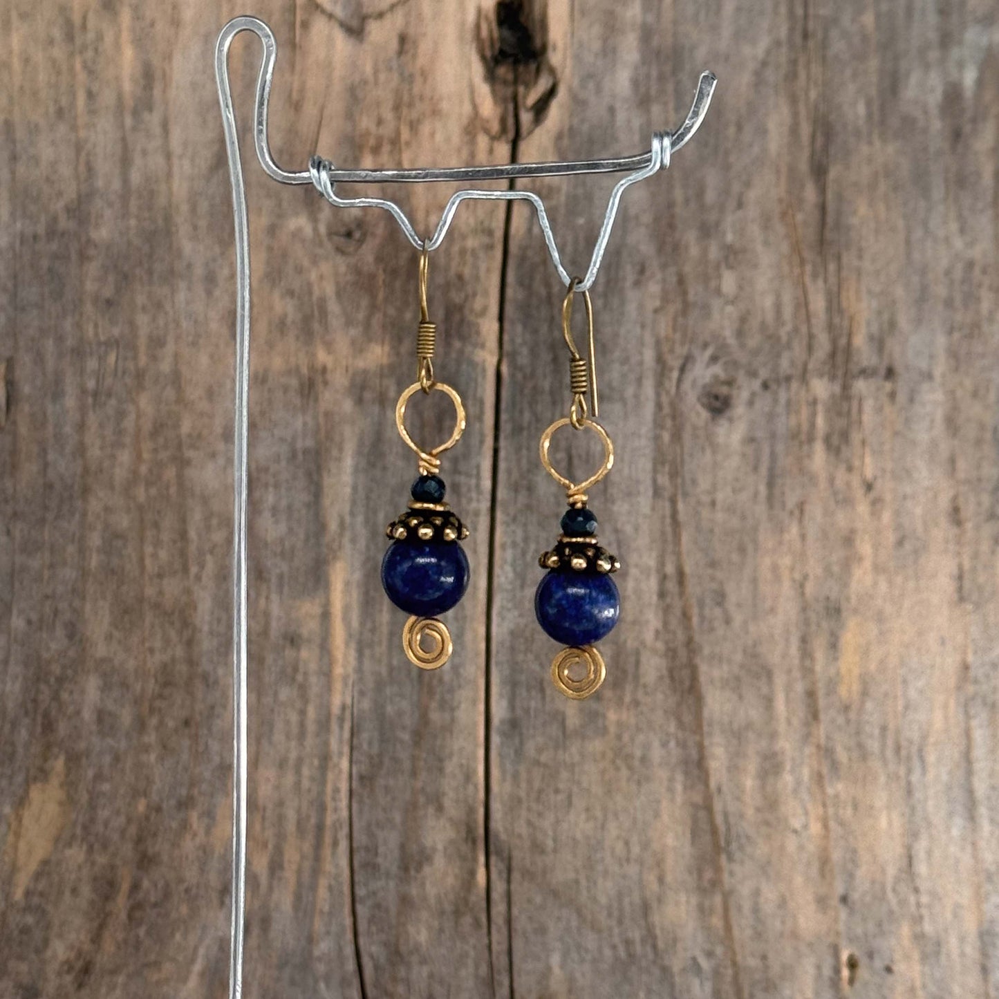 Messing Øredobber med Lapis Lazuli