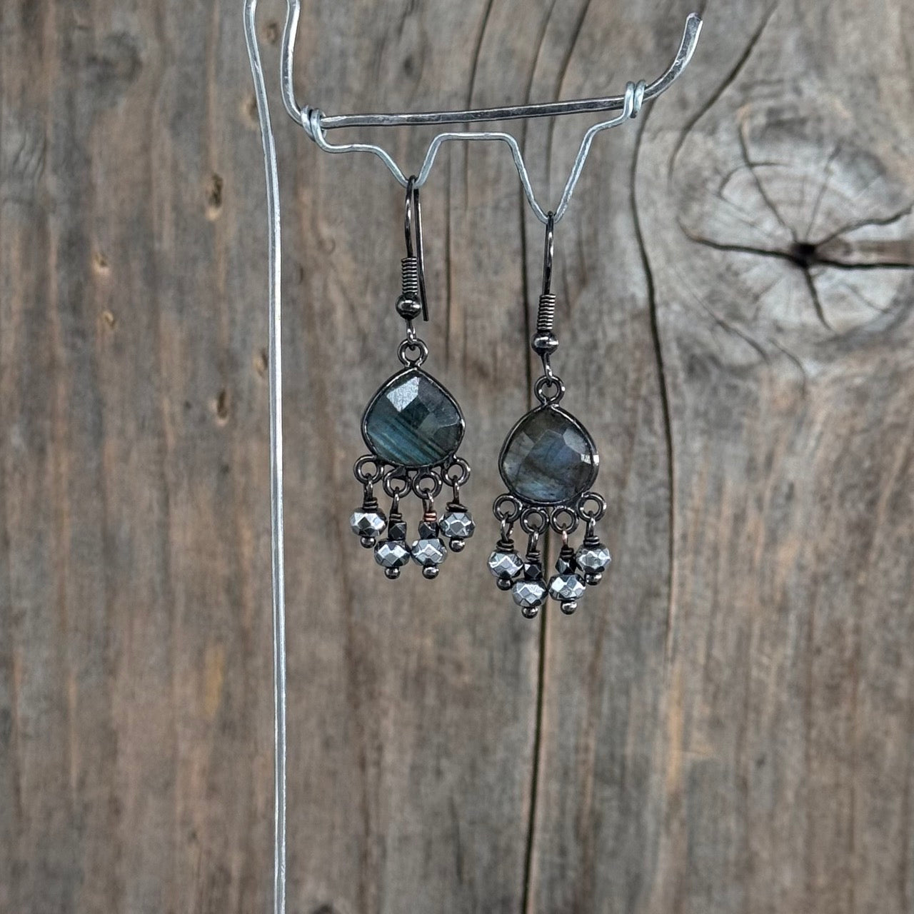 Sorte Chandelier Øredobber med Labradoritt/Pyritt