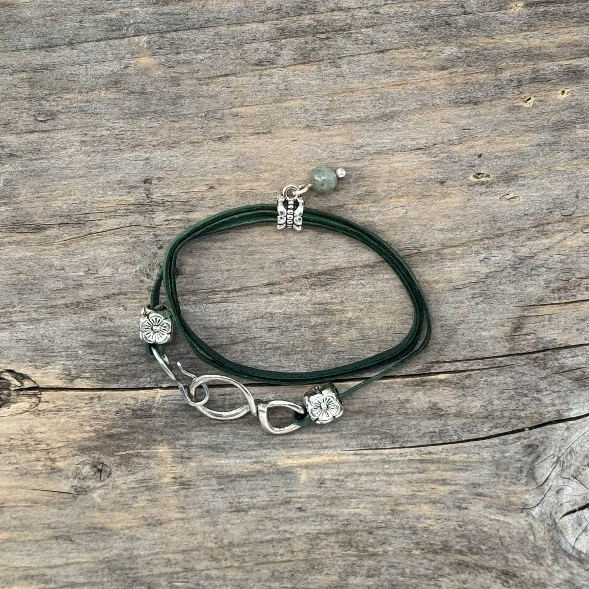 Armbånd i skinn med Labradoritt