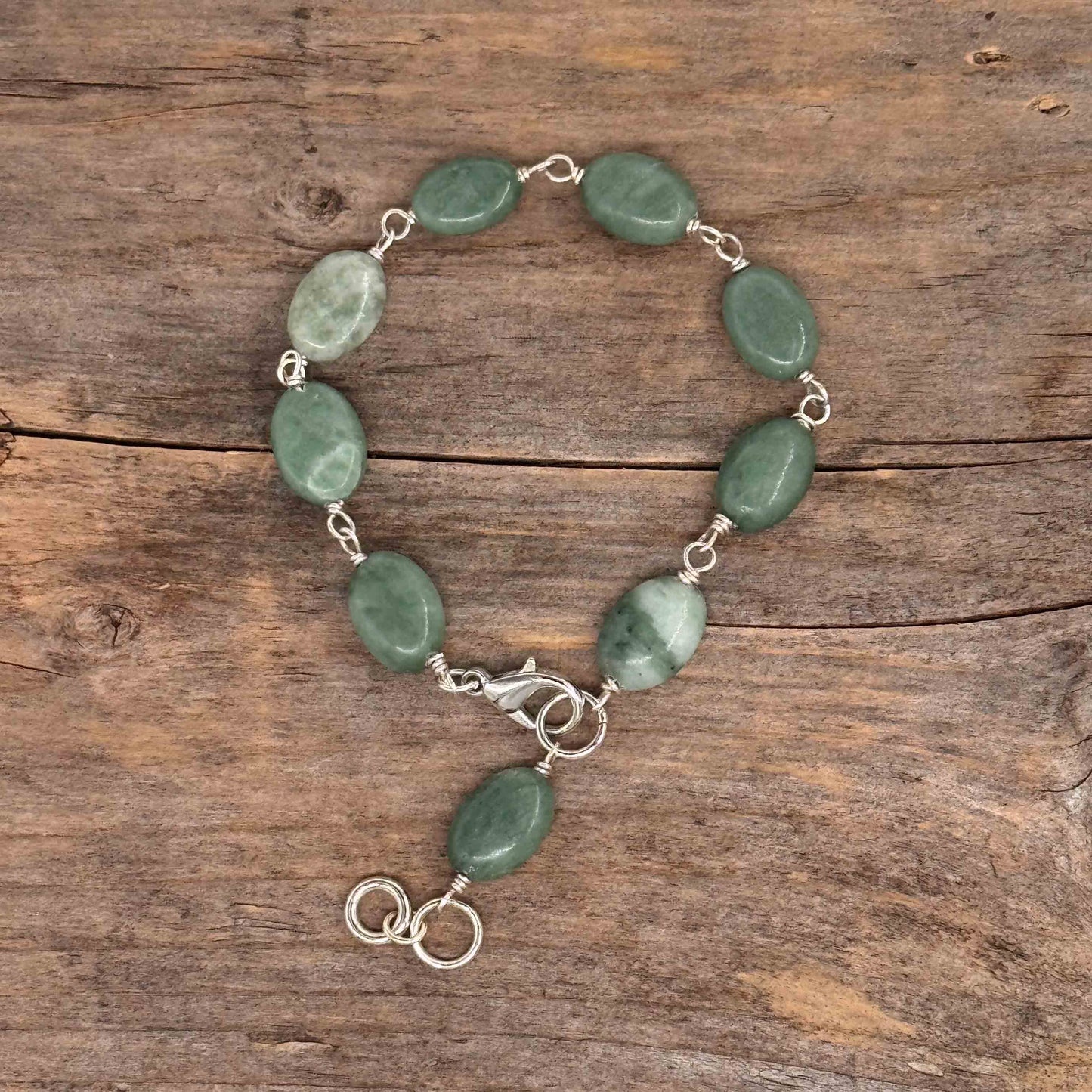 Sølv Armbånd med Jade (grønne, bønneformet)