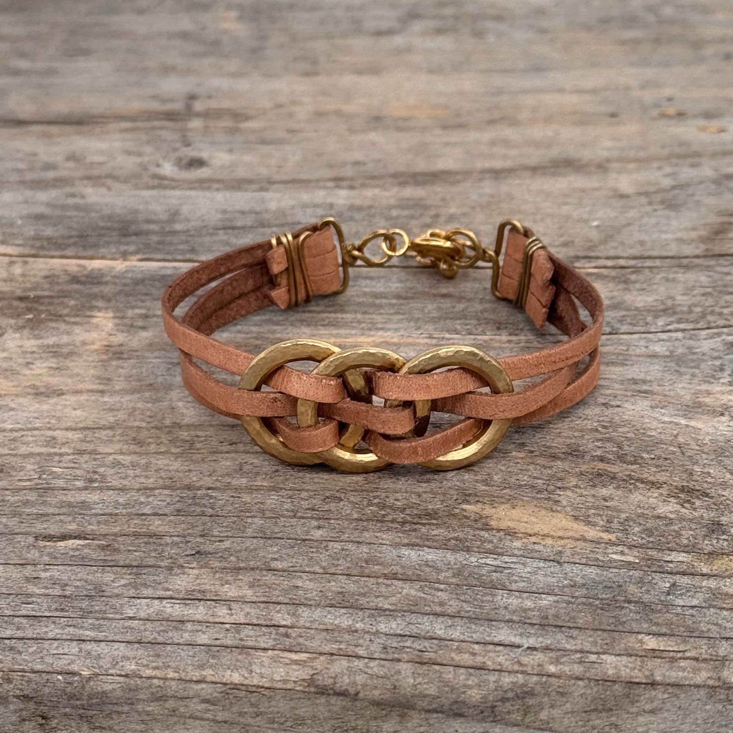 Armbånd i skinn med Messing (tre ringer)