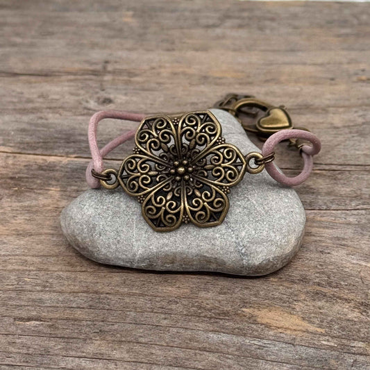 Armbånd i skinn med Messing blomst