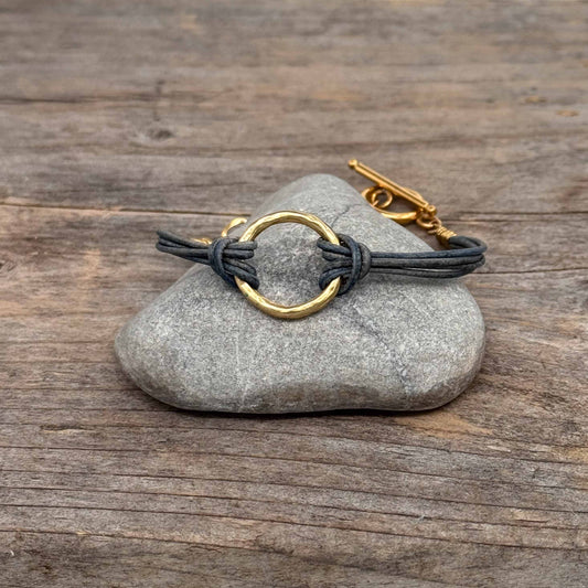 Armbånd i skinn med Messing ring