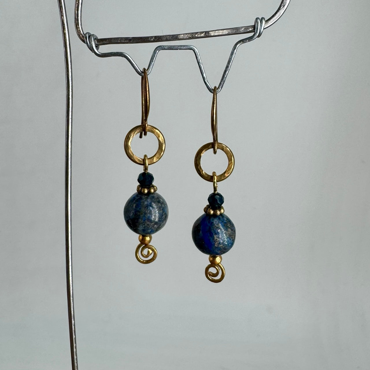 Messing Øredobber med Lapis Lazuli