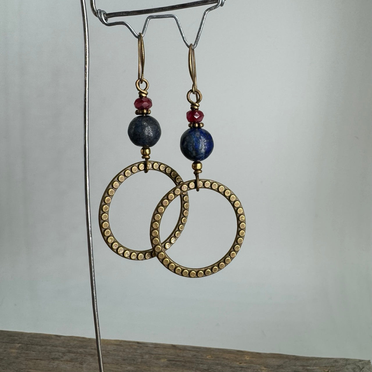 Messing Øredobber med Lapis Lazuli