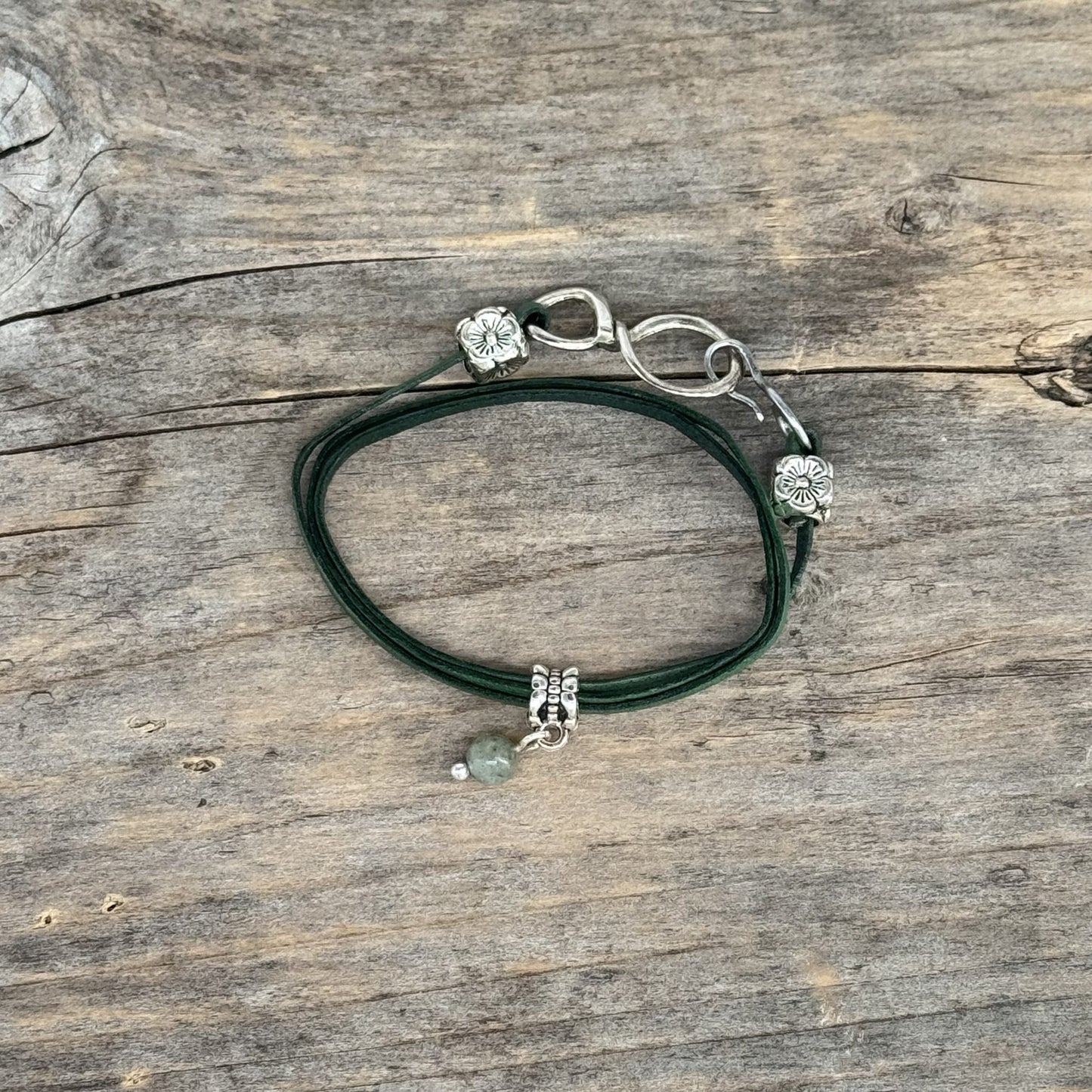 Armbånd i skinn med Labradoritt